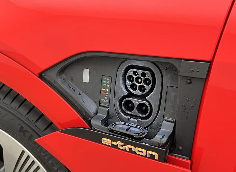 Audi e-tron 55 Quattro 360kam Tažné Pano - fotka 31 z 31