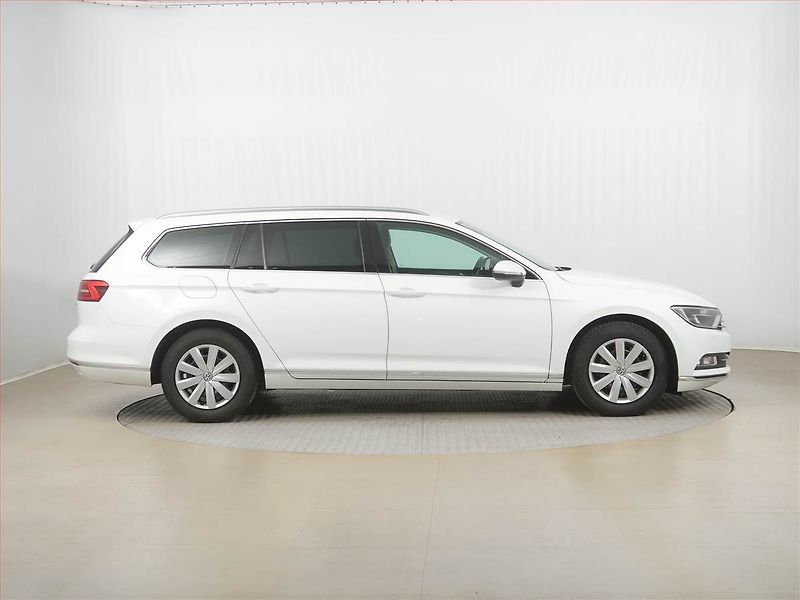 Volkswagen Passat (2017) 2.0 TDI, Automat, Kůže - fotka 6 z 16