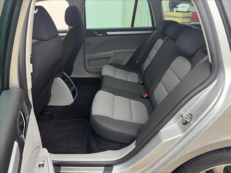Škoda Superb 2,0 TDi DSG ALU COLUMBUS TAŽNÉ - fotka 28 z 32