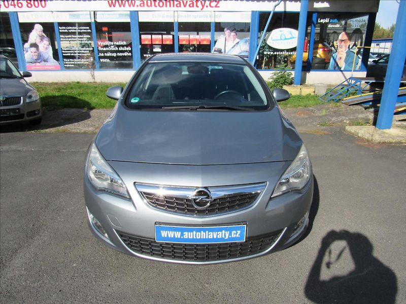 Opel Astra 1,4 Turbo 103kW - fotka 2 z 32