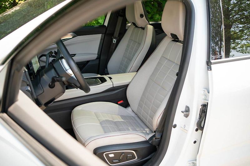 Renault Espace (2023) E-Tech FHEV 200 - fotka 16 z 33