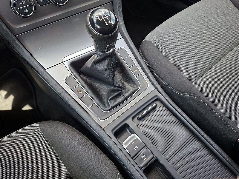 Volkswagen Golf 1,6 TDI 110k M5 - fotka 23 z 25