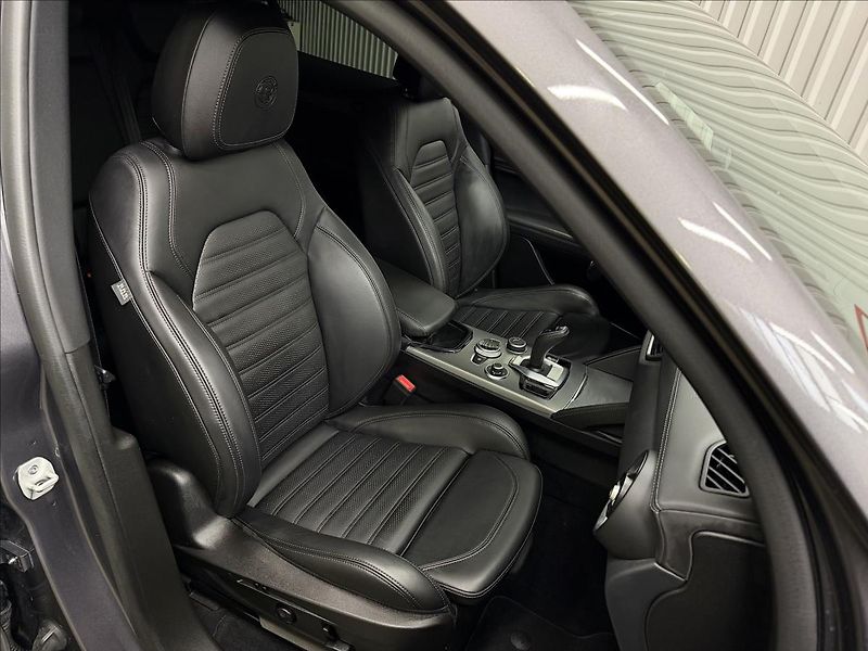 Alfa Romeo Stelvio VELOCE 154kW Q4 H&K LED R21 - fotka 39 z 41