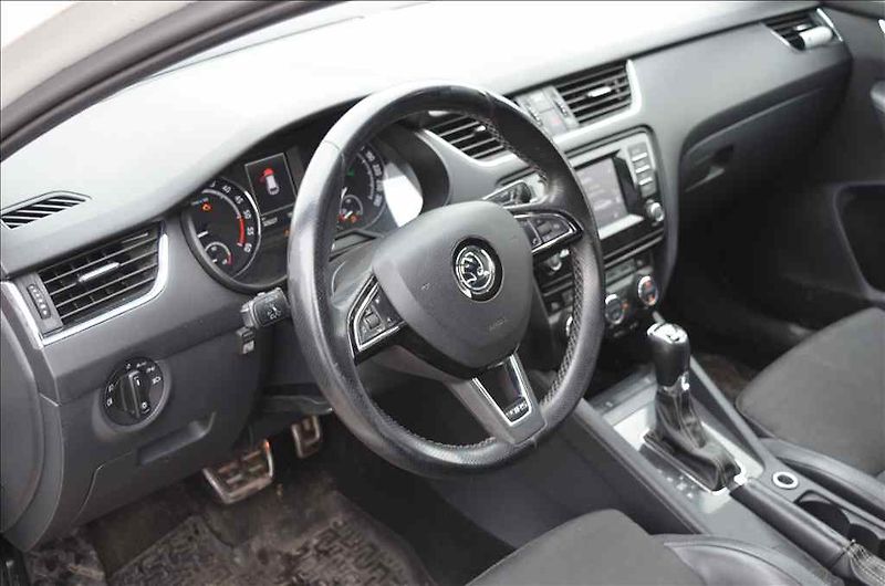 Škoda Octavia (2014) COMBI III. 2,0 TDI RS DSG - fotka 15 z 24