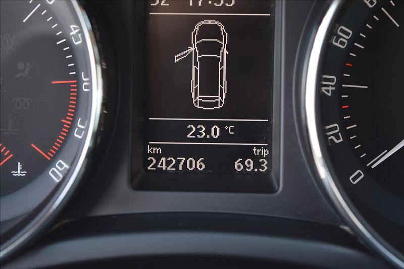 Škoda Superb 2,0 TDI 125KW TOP VÝBAVA ALU - fotka 42 z 50