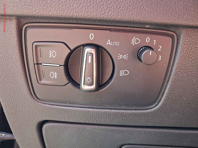 Volkswagen Passat (2015) 2.0 TDi, 1.maj, AC, temp - fotka 17 z 19