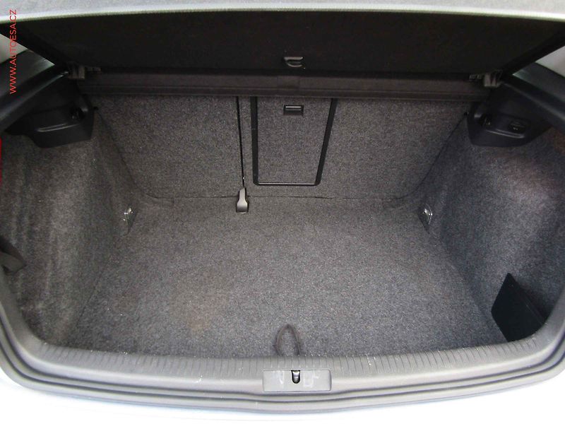 Volkswagen Golf (2009) 2.0 TDi, AC, výhřev sed - fotka 7 z 17