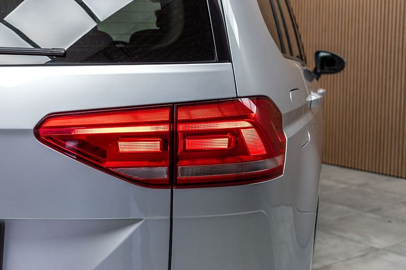 Volkswagen Touran 2.0TDI TAŽNÉ*WEBASTO*DPH*ČR 1M - fotka 45 z 51