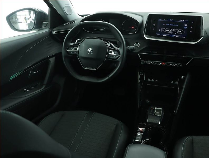 Peugeot 2008 (2022) Allure 1.2 PureTech, Automat - fotka 7 z 17