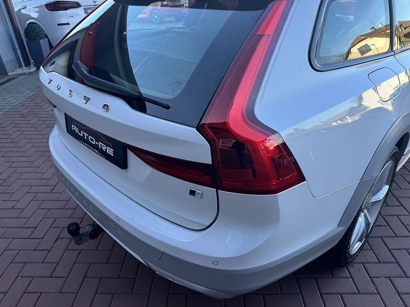 Volvo V90 (2018) 2.0D AWD Ocean Race LED - fotka 35 z 46