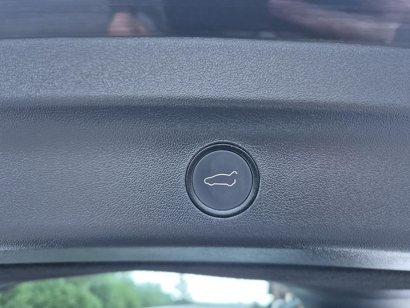 Tesla Model Y RWD 220kw 19ALU SOH 95% - fotka 46 z 49