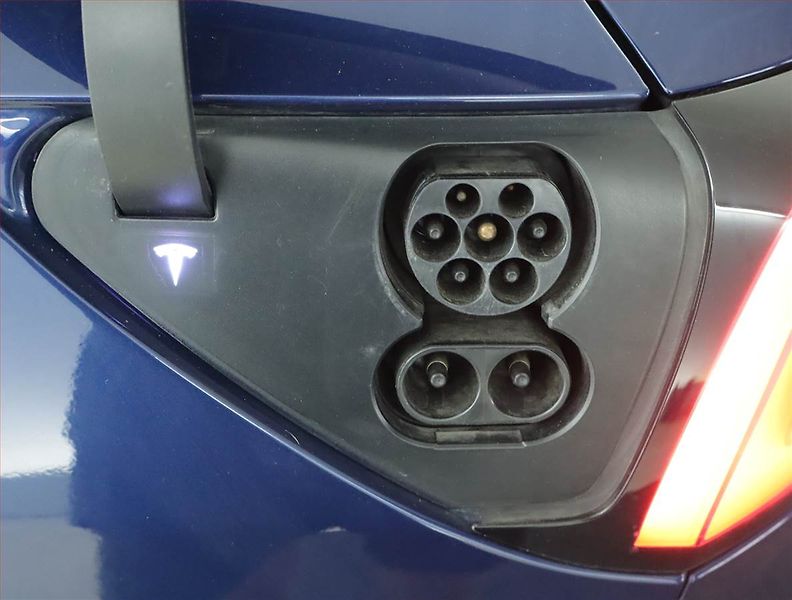 Tesla Model 3 (2019) Long Range 4WD 78kWh, SoH 81% - fotka 21 z 22