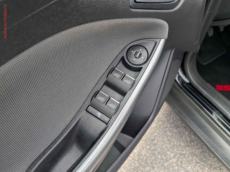 Ford Focus (2011) 1.6 i, AC, výhřev sed - fotka 11 z 16