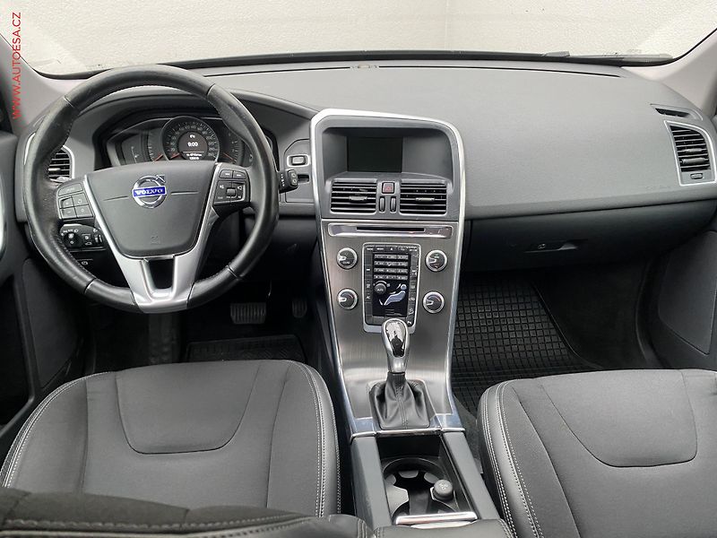 Volvo XC60 (2016) 2.4 D4 AWD, ČR, Momentum, AT - fotka 8 z 17