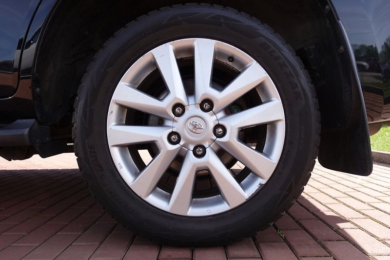 Toyota Land Cruiser 4.5D-4D V8 200kW 6A/T Lux+ - fotka 7 z 35
