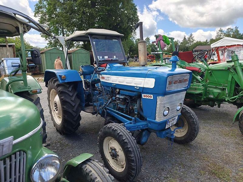 Žlutý Zetor 25 ve Skalné. V roce 1946 ho nastříkali barvou po Afrikakorpsu