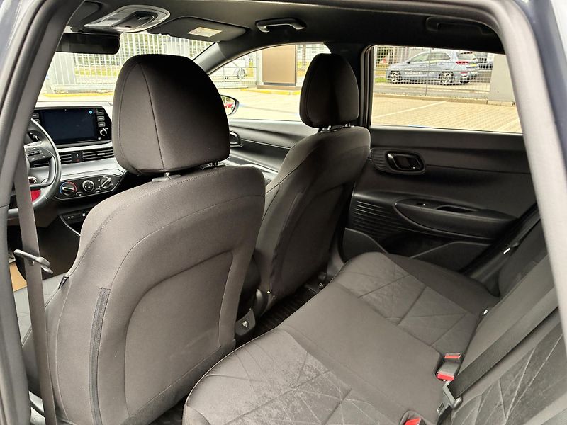 Hyundai Bayon 1.2i 62kW PLAY ČR REZERVACE - fotka 12 z 31