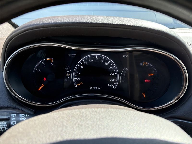 Jeep Grand Cherokee 3,0 CRD 184KW SUMMIT ČR.1.MAJ. - fotka 10 z 38