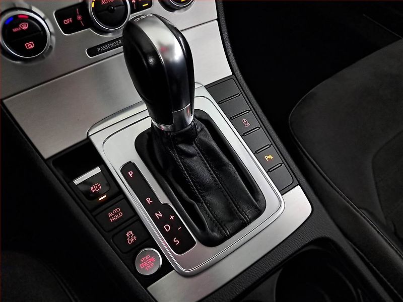Volkswagen Passat (2013) 2.0 TDI, Automat, Navi, Xenony - fotka 20 z 23