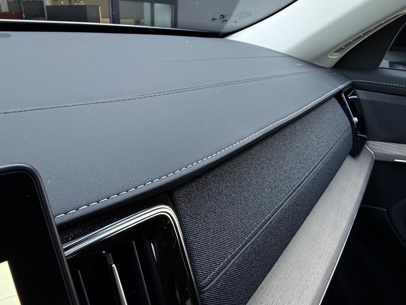 Volvo XC90 T8 AWD // PLUS DARK// PANORAMA - fotka 27 z 53