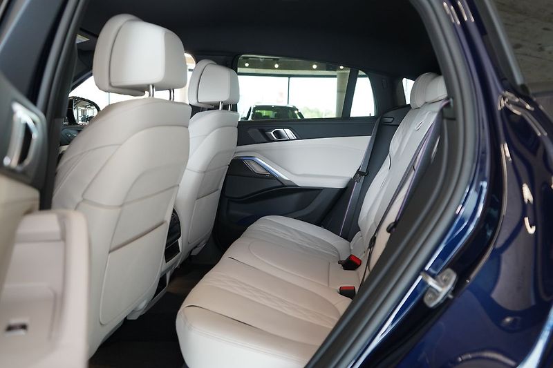 BMW X6 30d xDrive, Vzudch, Masáž - fotka 44 z 48