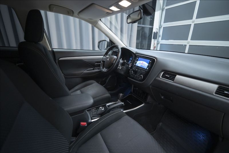 Mitsubishi Outlander 2,0 MIVEC AWD AT INTENSE ČR - fotka 7 z 33