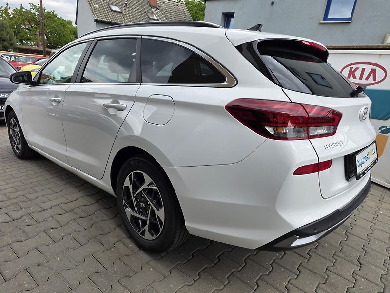 Hyundai i30 1.5-1.MAJITEL-NAVI-KAMERA - fotka 10 z 26