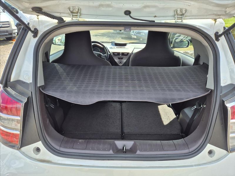 Toyota iQ 1,0 i 50Kw Klima Webasto ALU - fotka 13 z 26