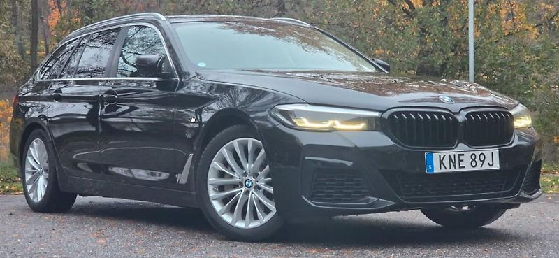 BMW Řada 5 530e xDrive Bílý interiér Taž. - fotka 2 z 25
