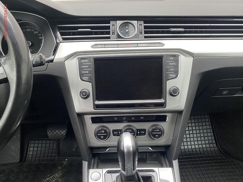 Volkswagen Passat (2015) 1.6TDi, DSG, LED - fotka 12 z 19
