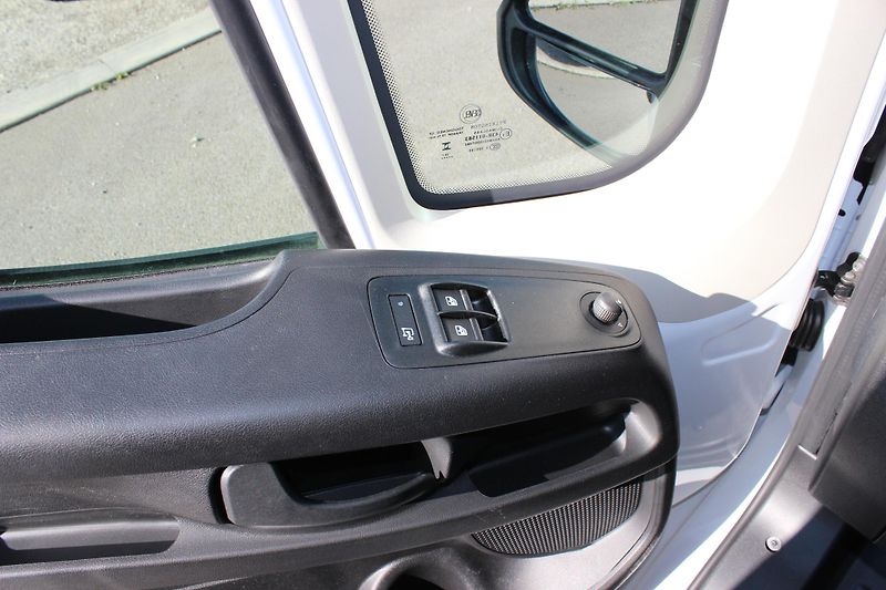 Peugeot Boxer Furgon 3500 L3H2 BlueHDi MAN6 - fotka 8 z 13
