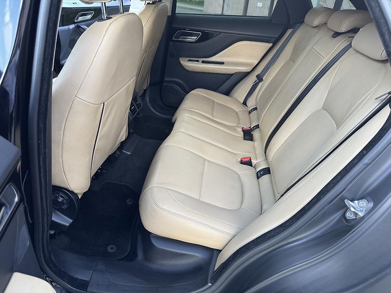 Jaguar F-Pace (2017) 2.0D, 132 kW - fotka 15 z 21