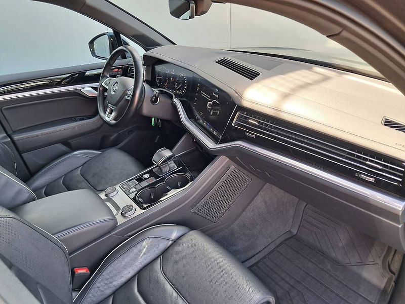 Volkswagen Touareg (2018) VW R-Line V6 3.0 TDI / 210 kW - fotka 20 z 29