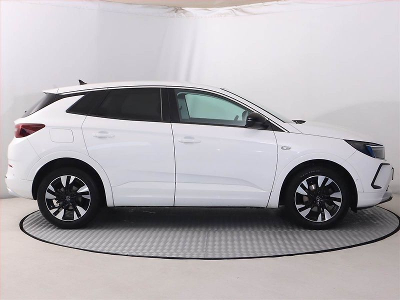 Opel Grandland X (2023) 1.2 Turbo - fotka 6 z 23
