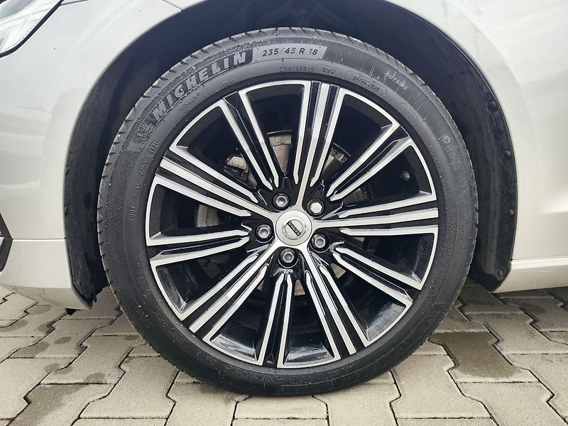 Volvo V60 B4 2.0/145kW Inscription AT - fotka 35 z 37