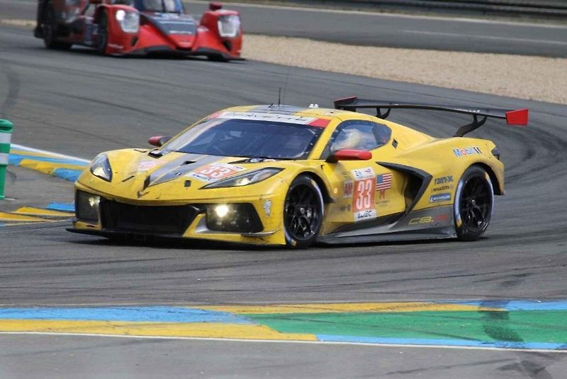 Zážitek na celý život si z jubilejního závodu 24 hodin Le Mans odvezli automodeláři z Mostu. Malé a velké Porsche podruhé.