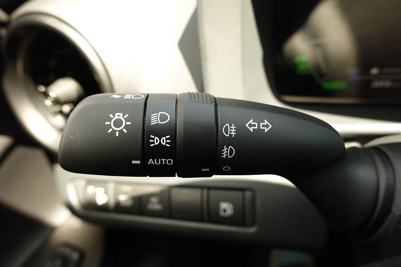 Toyota C-HR 2,0 PHEV Plug-in Style bi-tone - fotka 27 z 33