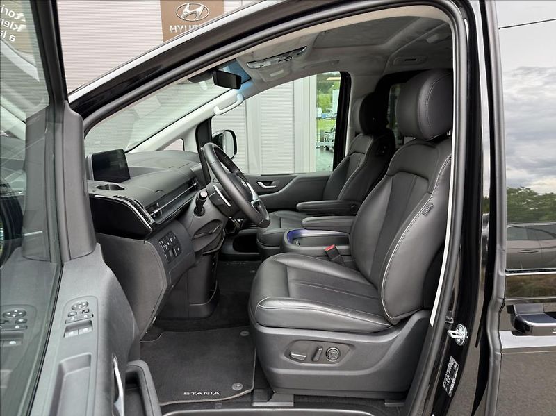 Hyundai Staria 1,6 T HEV 7M  Luxury Panorama - fotka 7 z 26