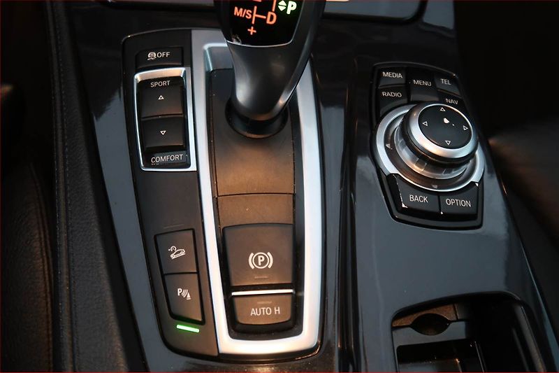 BMW Řada 5 (2013) Modern Line 530d xDrive, 4X4 - fotka 22 z 23