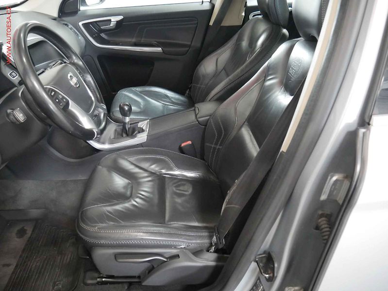 Volvo XC60 (2012) 2.4 D 4x4, 1.maj,ČR, Xenon - fotka 9 z 17