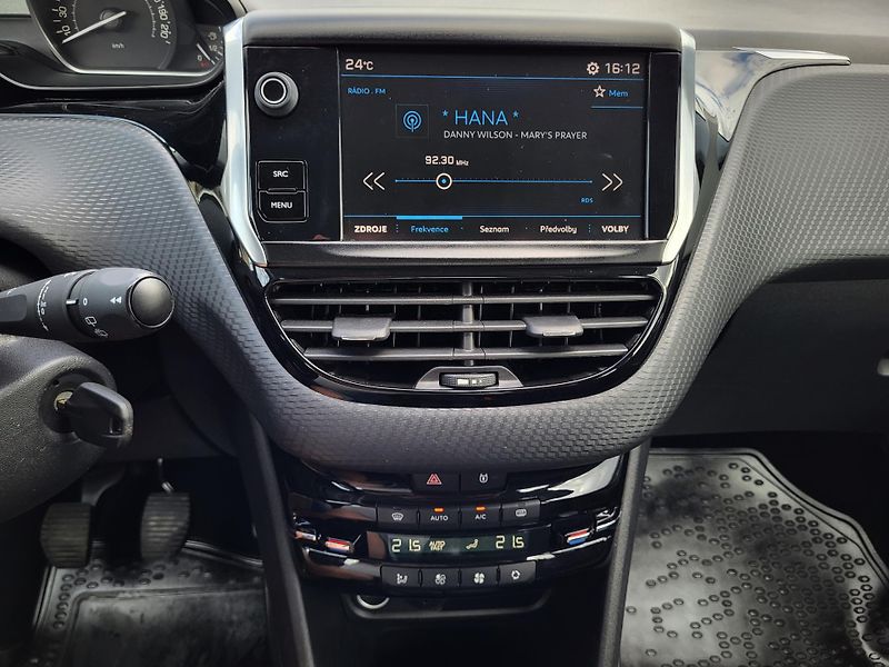 Peugeot 2008 1.2 PureTech 82k ČR 1.majitel - fotka 12 z 47