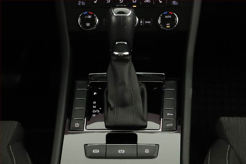Škoda Superb (2017) 1.8 TSI, Automat, Navi - fotka 15 z 18