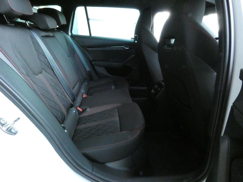 Škoda Octavia (2023) Combi RS 2.0 TDI 147KW 4x4 - fotka 26 z 30