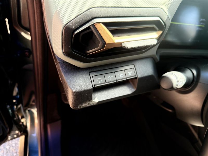 Dacia Duster 1,2 TCe MILD HYBRID POŠKOZENÁ - fotka 16 z 33