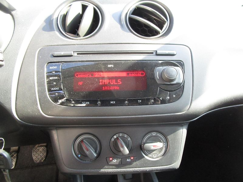 Seat Ibiza 1,2TSI-63KW-NOVÁ STK+OLEJ - fotka 11 z 13