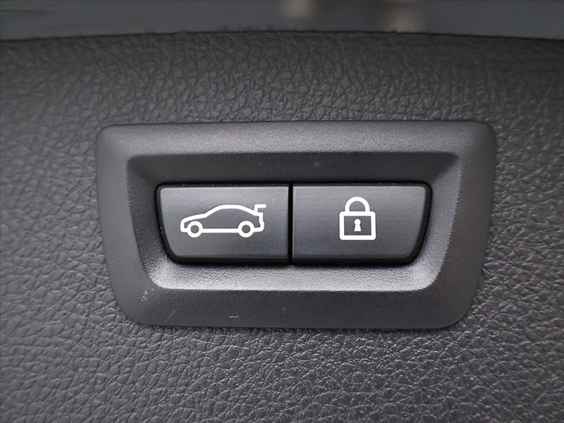 BMW Řada 3 3,0 330d xDrive 190kW M-paket - fotka 11 z 35
