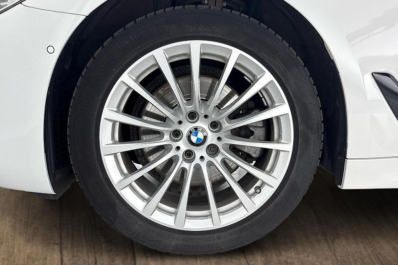 BMW Řada 5 520d xDrive Limousine - fotka 6 z 23