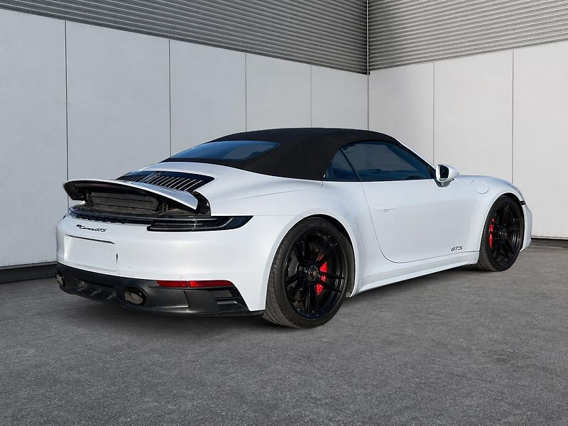 Porsche 911 (2024) Carrera GTS Cabrio SportChrono - fotka 4 z 31