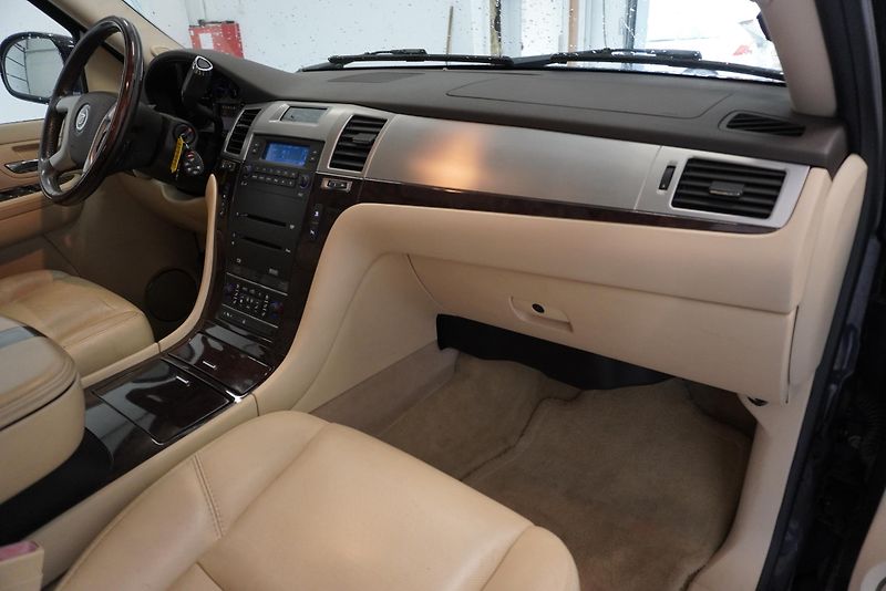 Cadillac Escalade 6,2I V8 4WD AUT. - fotka 29 z 32