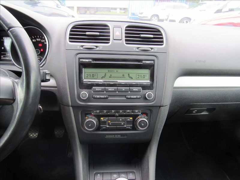 Volkswagen Golf 1,2 TSI 77kW BMT Team - fotka 15 z 28